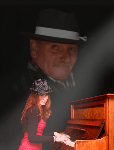 Archie und Model am Klavier 2 Kopie.jpg - Auftritt